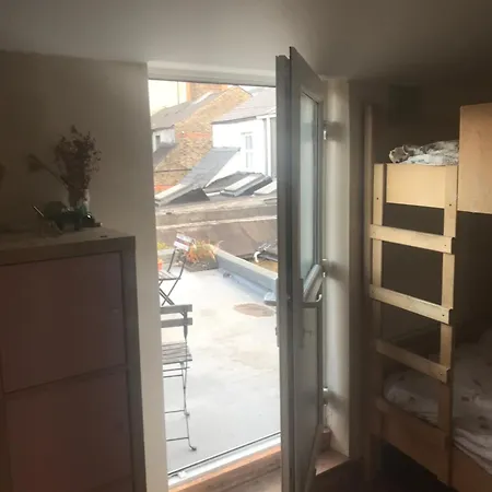 18 Watkins Buildings Homestay